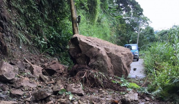 南投縣竹山鎮投54線發生巨石擋路意外，經公所與國軍弟兄協助下，受困的採茶工已平安脫困。（記者謝介裕翻攝）