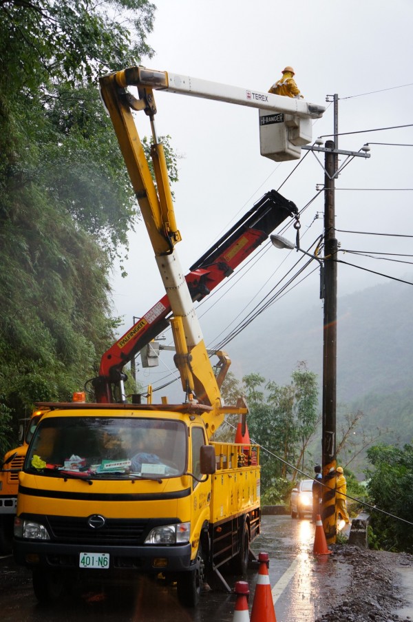 台電工程人員冒著風雨，漏夜積極搶修中。 （記者陳文嬋翻攝）