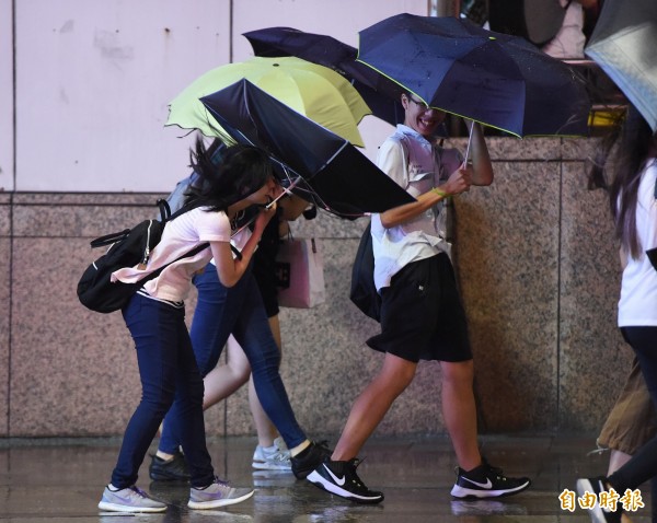 尼莎颱風來襲，行人吃足苦頭。圖為28日晚間台北街頭（資料照，記者廖振輝攝）