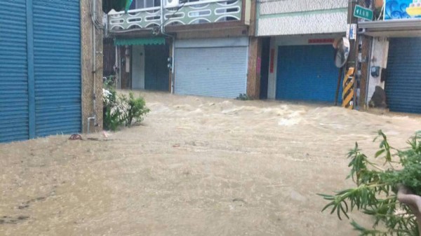 圖為中颱尼莎過境，屏東淹水地區道路彷彿滾滾黃河。（資料照，民眾提供）