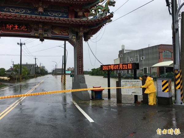 麻豆海埔里積水，封鎖道路以策安全。（記者楊金城攝）