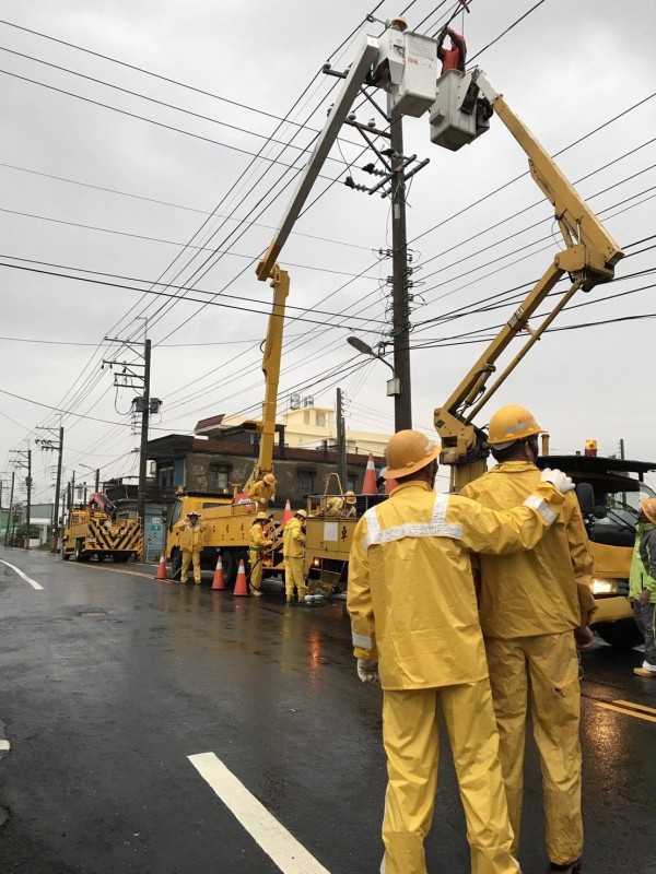 台電正搶修屏東的供電系統。（台電提供）