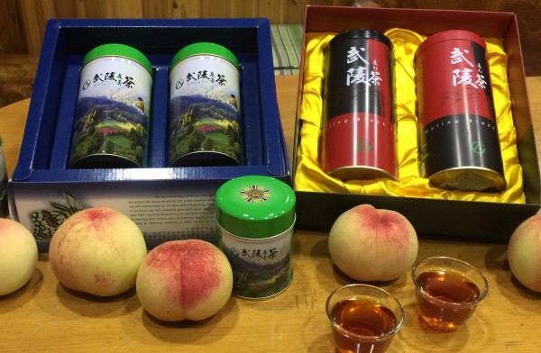 武陵農場配合梨山水蜜桃季，首次推出暑假住宿及茶葉折扣優惠。（武陵農場提供）