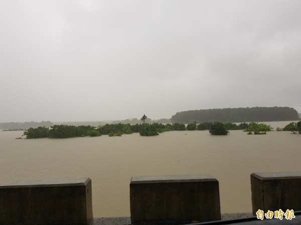 海棠颱風造成南市多處地區淹水，水利局表示，多屬原有易淹水地區，此次颱風強降雨型態為全面性超過標準，除超過下水道防護標準，外水高漲也致使內水無法順利排出。（記者王涵平攝）