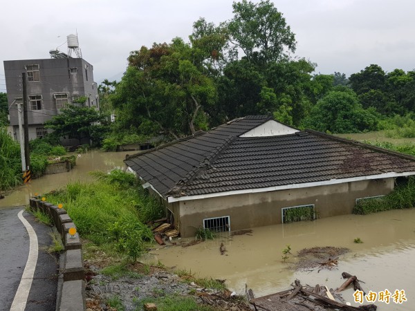 白河區春暉橋旁一住宅周圍淹水達1樓高。（記者王涵平攝）