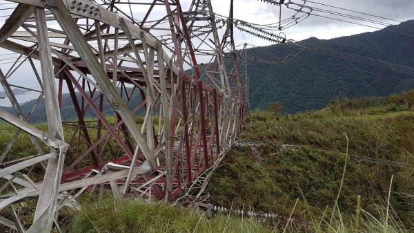 遭到尼莎颱風登陸時十六級強風吹垮，台泥和平火力電廠的編號七十二號超高壓電塔遭到吹垮。（記者花孟璟翻攝）