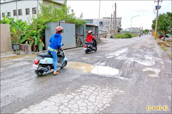 台灣道路害夫妻婚咽破碎？一場離婚訴訟中，女方提到丈夫愛鑽車陣、道路坑洞，造成她屢屢受傷。（圖與新聞事件無關 ，資料照，記者王涵平攝）