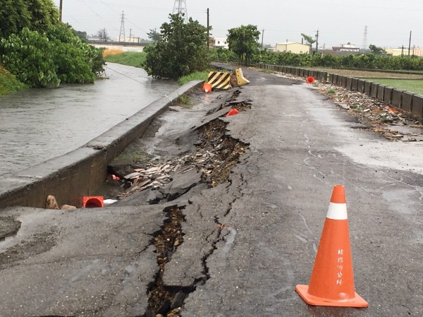 埔鹽排水北岸防汛道路護堤滑動，造成道路路下陷。（記者陳冠備翻攝）