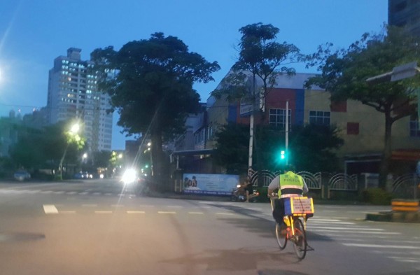 警員林偉翔穿制服在大馬路上騎腳踏車，被戲稱是真人版的兩津勘吉。（記者何宗翰翻攝）