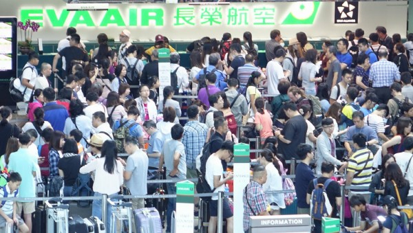 長榮航空空服員五百多人集體請天災假造成航班取消，衝擊逾萬旅客行程。（資料照）