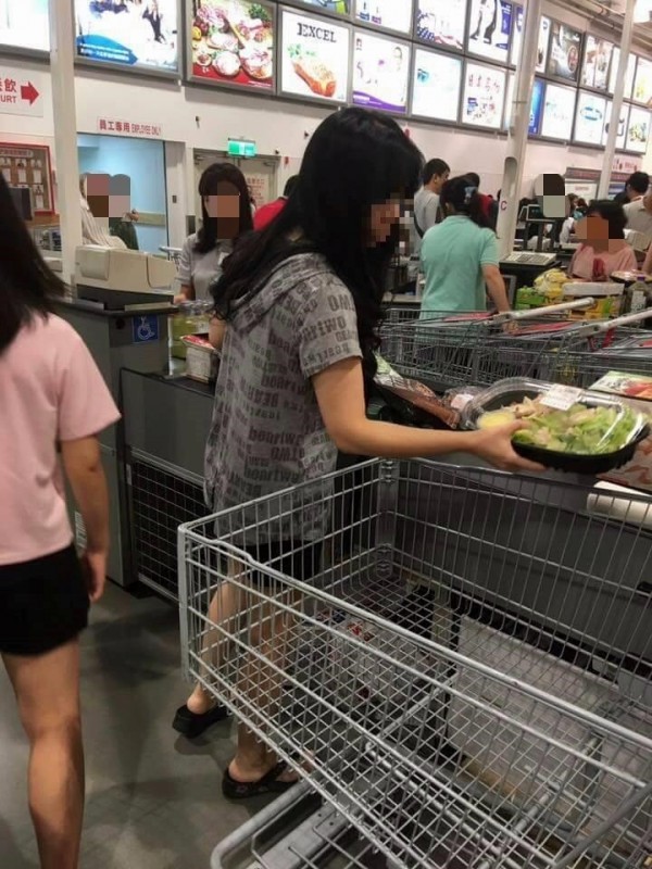 婦人女兒打翻沙拉，卻怪店家沒把蓋子蓋好。（圖擷自爆廢公社）