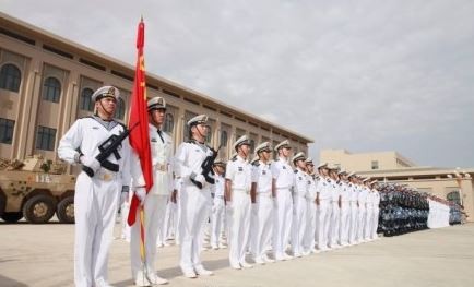 中國解放軍駐吉布地共和國保障基地今天舉行進駐儀式。吉布地位於非洲東北部亞丁灣，東臨紅海，可扼住紅海咽喉。（圖擷取自微博＿軍報記者）