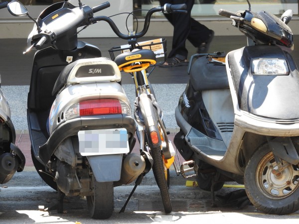 oBike來台後，機車族抱怨車位被占走。（記者佟振國攝）