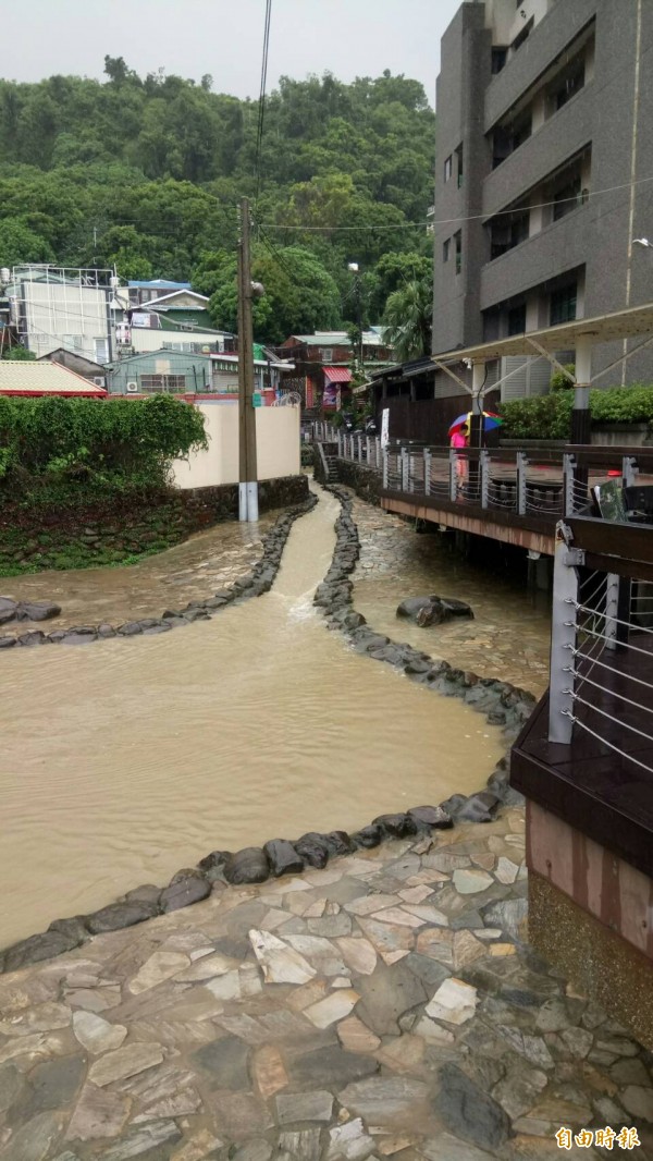 水色暫黃濁。（記者黃旭磊攝）