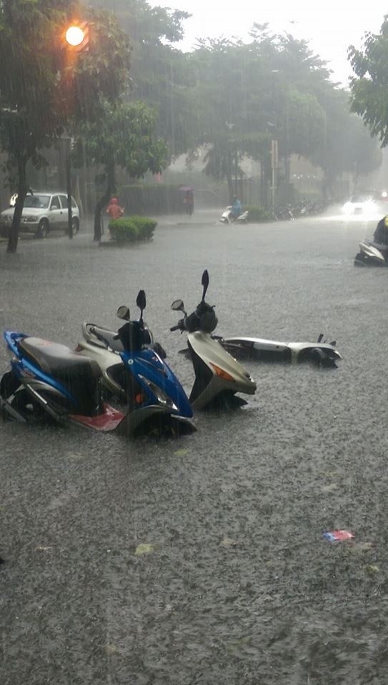 永和區多處路段淹水，車輛因此泡水、傾倒。（記者陳薏云翻攝自臉書「我是永和人」）