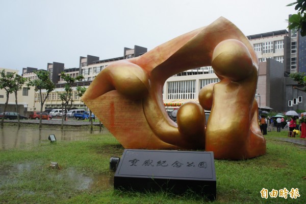 馬公市朝陽里集會所，落腳在全國首位抗煞犧牲醫師重威紀念公園。（記者劉禹慶攝）