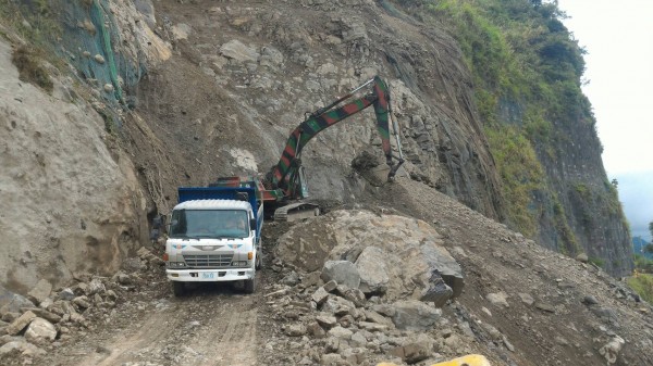 台21線新中橫公路115K望高路段，受颱風侵襲導致巨石擋道，工程人員全力搶修清運土石。（記者劉濱銓翻攝）