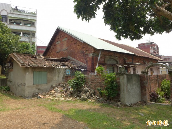 滬尾小學校禮堂為直轄市定古蹟，尚等待經費執行修復作業。（記者李雅雯攝）