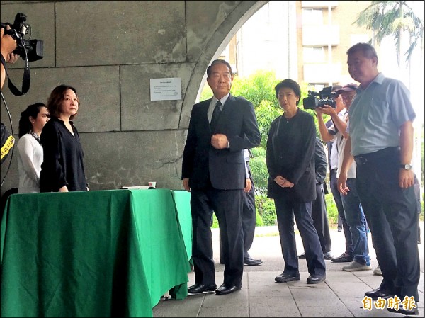 親民黨主席宋楚瑜（中）昨赴台北清真寺，哀悼因病逝世的親民黨副秘書長劉文雄。（記者鄭鴻達攝）