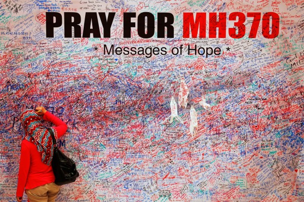 馬航MH370搜索未果被中止，一家美國海底探勘公司願意免費重啟搜救行動。圖為一名女性在吉隆坡為MH370乘客留下希望的訊息。（路透）
