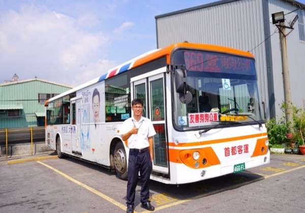 台北市今年試辦的假日友善狗狗公車，本週六起將擴大試辦，新增2路線公車。（台北市公共運輸處提供）