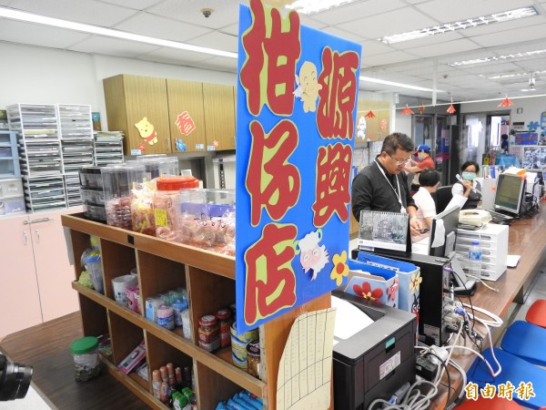 埔基護理之家內有個隱藏版的雜貨店「源興柑仔店」。（記者佟振國攝）