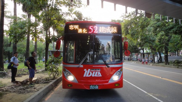 台中市仁友客運一名司機疑似不滿公車上吵雜，不斷廣播要求乘客安靜，甚至將公車停靠在路邊不動，軟禁乘客。（示意圖，非事發車輛，與新聞事件無關）