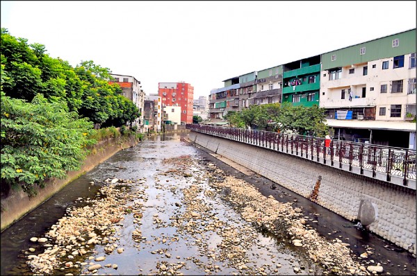 中壢區新街溪玄天橋到龍岡橋右岸護岸與步道改善工程已經完工。
（記者周敏鴻攝）