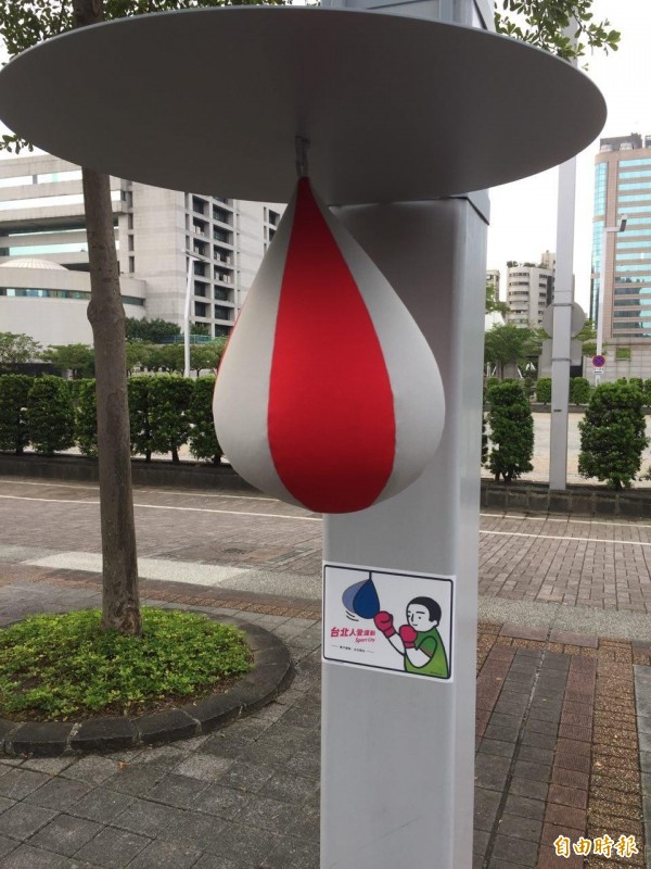 台北市政府市民廣場人行道兩側近日悄悄出現各五支燈桿，上頭懸掛模擬「拳擊包」。（記者周彥妤攝）