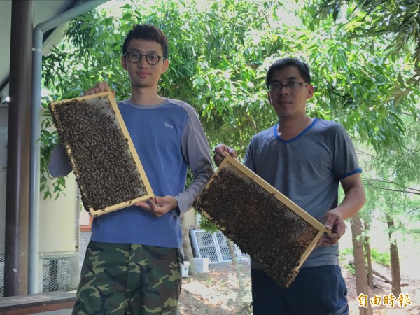 黃俊彥（左）放棄科技業工作，踏入養蜂業一踏就是8年。（記者林敬倫攝）