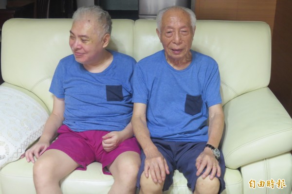 照顧腦傷的長子53載，91歲的顏文俊（右）不曾叫苦喊累，只希望兒子平安健康。（記者俞肇福攝）