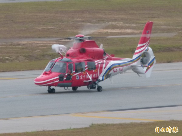 金門緊急醫療後送常仰賴的空勤總隊直昇機，必須從台灣本島飛至金門再載著患者後送台灣。（記者吳正庭攝）