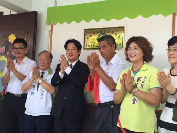 全台第一所由農會經營的「台南市七股區農會附設台南市私立七農非營利幼兒園」在今日上午舉行揭牌儀式，台南市長賴清德、教育局局長陳修平等七股區多位地方人士共襄盛舉。（圖取自台南市政府網站）