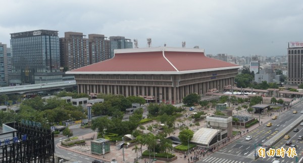 民進黨中央黨部遭竊案件，刑事局正漏夜調閱監視器追查，這名國際慣竊行蹤，目前察知曾遊走北市萬華區、台北火車站一帶。圖為台北車站外觀。（資料照，記者張嘉明攝）