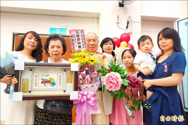 游茂林獲頒新北市泰山區模範父親，妻子張正鶴（左二）與三個女兒、孫子到場分享榮耀。
（記者葉冠妤攝）