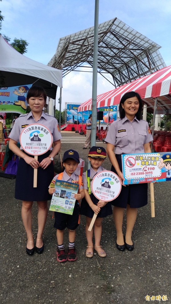 警察子女穿起小小警察制服有模有樣，連真女警都相形遜色。（記者廖淑玲攝）