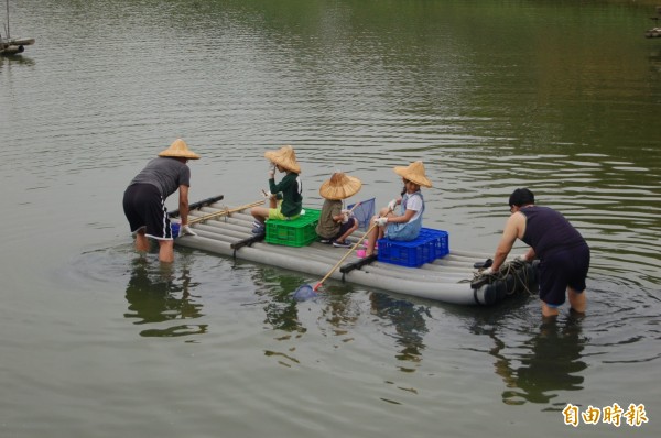 養殖業者李富正的魚塭到了夏天，便開放都會區小朋友體會捉魚蝦。（記者陳燦坤攝）