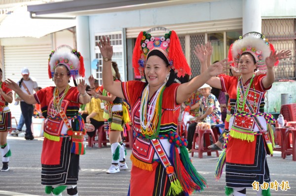 花蓮吉安歌柳部落的阿美族人今率先揭開豐年祭序幕，向民眾分享族人歡慶豐年的喜悅。（記者王峻祺攝）