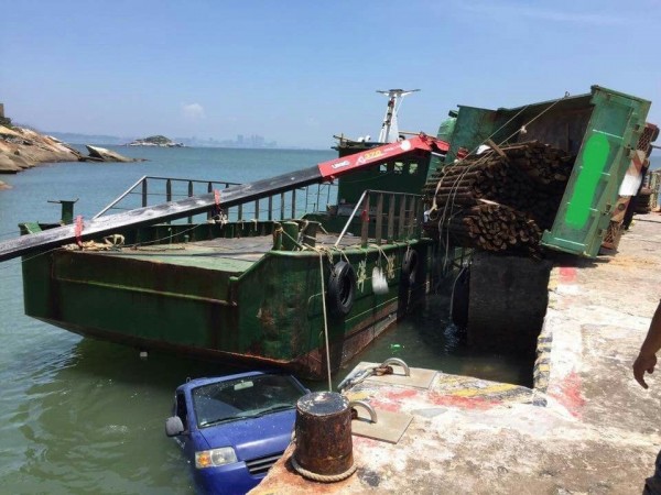 金門大膽島工程吊車作業中不慎側翻，導致另一輛工程車落海。（圖由讀者提供）