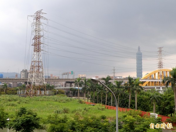 台電預定興建的松湖超高壓變電所，位於內湖堤頂大道與環東大道之間，與基河國宅相隔堤頂大道。（記者陳曉宜攝）