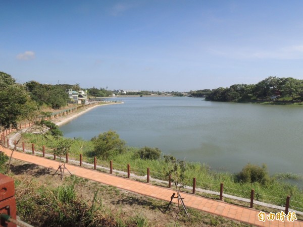 苗縣造橋鄉大潭環湖步道完工後，讓民眾更貼近水岸，欣賞湖光山色。（記者張勳騰攝）