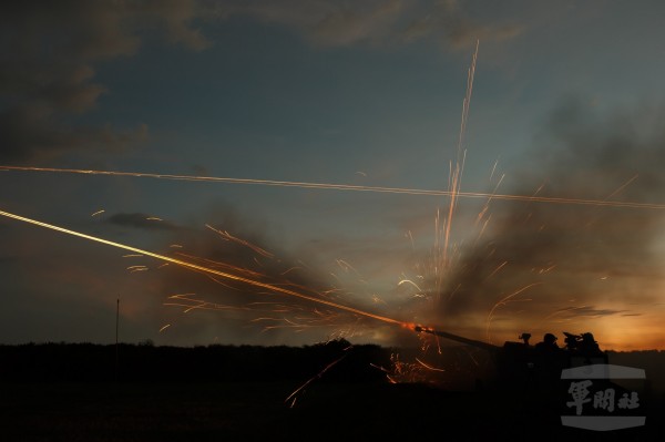 空軍35快砲夜間射擊 具克制巡弋飛彈能力