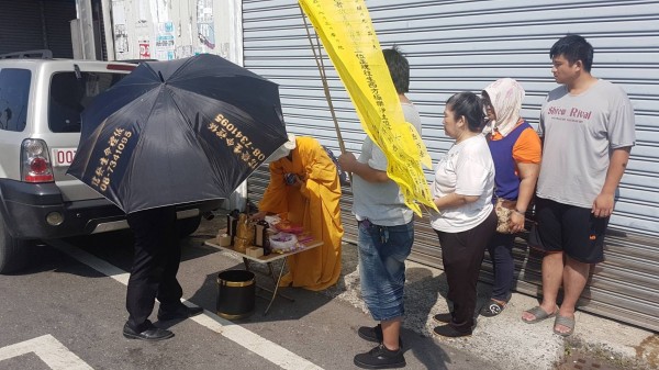 萬丹鄉4日晚在和平西路及西環路口發生重大車禍，釀成職業軍人楊德文一家5口3死2重傷悲劇，死者家屬忍受悲傷，今天下午在事故現場進行招魂儀式，場面哀淒。（記者李立法翻攝）