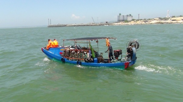 金門海巡隊取締越界中國漁船，海巡人員押船返回料羅隊部。（圖由金門海巡隊提供）