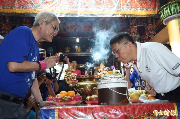 台北市長柯文哲（右）6日出席2017年北投割稻趣體驗活動剛好生日，北投區農會理事長王茂松（左）送蛋糕祝福。（記者簡榮豐攝）