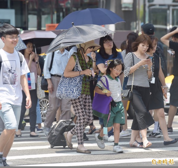 天氣持續高溫炎熱，民眾出門需注意防曬、補充水分。（資料照，記者黃耀徵攝）