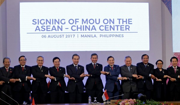 東南亞國家協會外長會議5日在菲律賓馬尼拉舉行，原本該在會後發表的聯合公報延至今（6）日晚間出爐。圖為今日舉行東協暨中國外長會議。（路透）