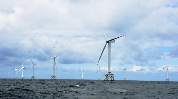 英國外海開發風力綠電，海上高聳一根根排列整齊的風機。（圖彰化縣政府提供）