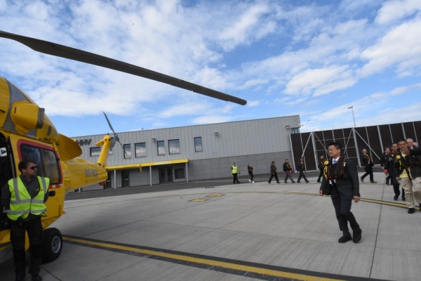 彰化縣政府參訪團搭乘直升機考察英國風場。（圖彰化縣政府提供）