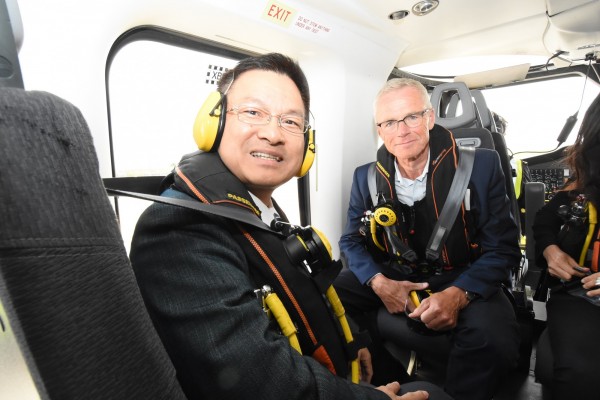 CIP 台灣區董事長艾卓儒（右）陪同彰化縣長魏明谷搭直升機考察CIP建構英國外海風場工程。（圖彰化縣政府提供）